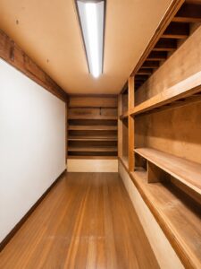 １階収納部屋　家族分の収納として！ここだけで完結できるくらいの収納力