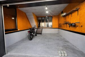 車好きさんの心をくすぐる１４帖の土間ガレージ LDKから車を眺めることができます♪(内装)