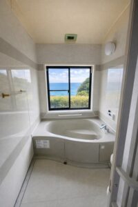 湯船に浸かりながらも海を眺望できます♪(風呂) 湯船に浸かりながらも海を眺望できます♪(風呂)